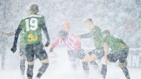 VIDEO: Futbolistas juegan una final bajo una tormenta de nieve extrema y uno palea la nieve él mismo