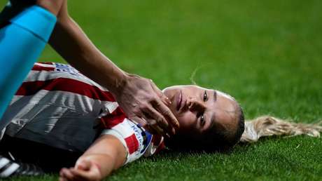 FUERTE FOTO: Futbolista queda inconsciente en pleno partido tras recibir un rodillazo en la cabeza