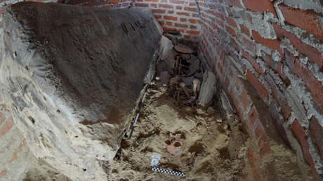 Abren una cripta sellada en un túnel y quedan sorprendidos por los 6 ataúdes que encuentran