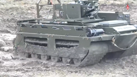 VIDEO: Tropas rusas aprenden a dominar innovadores sistemas robóticos en el frente