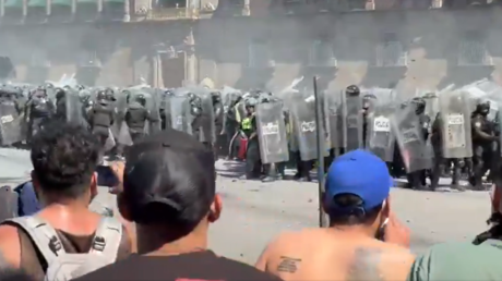 VIDEOS: Agentes de seguridad se enfrentan a manifestantes que intentan entrar al Palacio Nacional de México