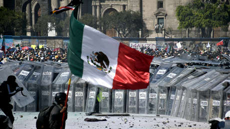 VIDEOS: Manifestantes intentan entrar al Palacio Nacional de México y policías responden