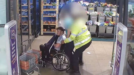Fingió estar discapacitado pero este acto lo delató (VIDEO)