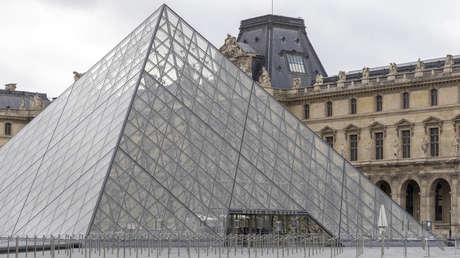 Dos 'tiktokers' contrabandearon al Louvre su propio retrato tras 'robo del siglo' (VIDEO)