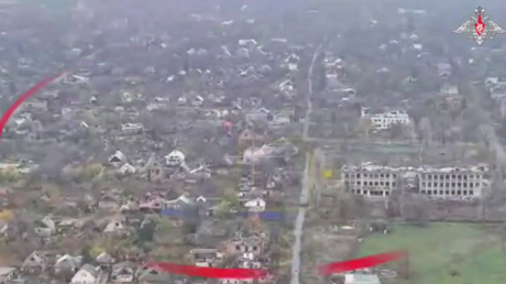 VIDEO: Tanque ruso arrasa posiciones enemigas hasta los cimientos con su fuego devorador