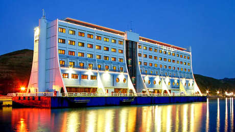 La curiosa historia del hotel flotante que abrió en Australia y terminó en la RPDC