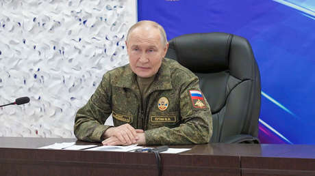 Putin visita uno de los puestos de mando del grupo Západ