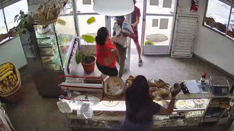 Entran a robar a una panadera y la dependienta casi los corta a rodajas (VIDEO)