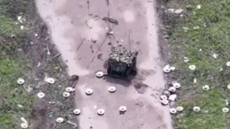 VIDEO: El minucioso trabajo de un robot ruso para despejar un camino de minas