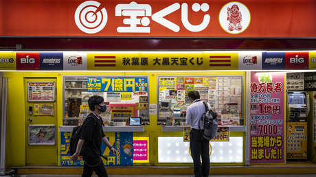 Gana más de 3 millones de dólares en la lotería y lo oculta a su esposa para vivir con lujos