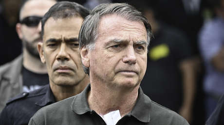 Bolsonaro ya ha dado 3 versiones sobre por qué intentó romper su tobillera electrónica de rastreo