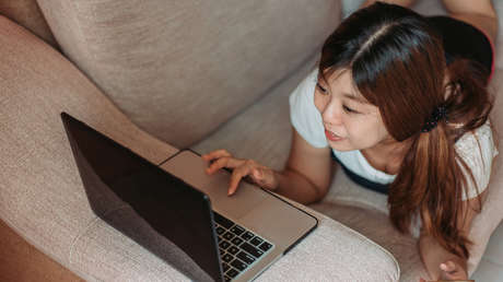 Envía todos sus ahorros a su esposa y ella los malgasta en propinas a un 'streamer' masculino