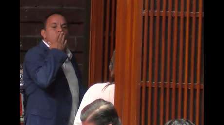 VIDEO: Diputado mexicano lanza un beso a una colega que lo llamó "violentador"