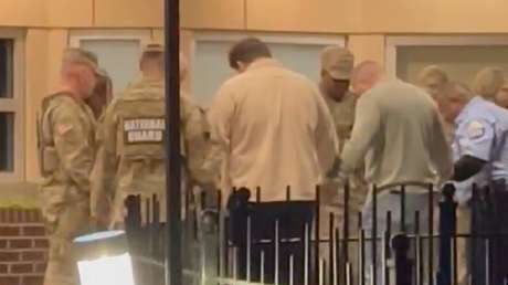 VIDEO: Miembros de la Guardia Nacional rezan frente al hospital que alberga a sus compañeros heridos en el tiroteo en Washington
