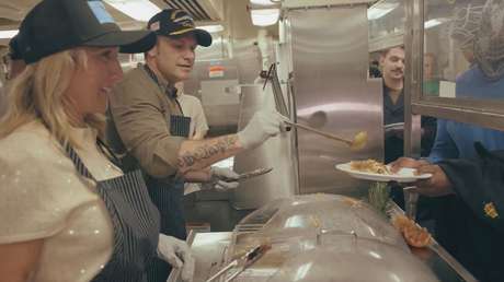 VIDEO: Jefe del Pentágono reparte comida en el mega portaviones de EE.UU. desplegado en el Caribe