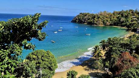 Hallan a un estadounidense con un objeto metálico sobresaliendo de su espalda en una paradisíaca isla