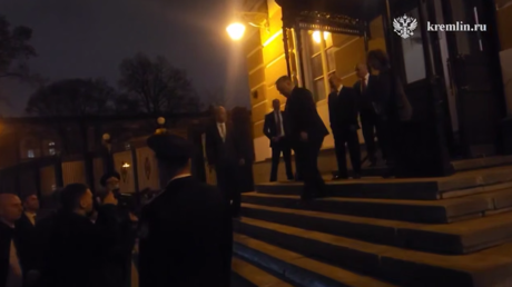 VIDEO: Putin acompaña a Orbán hasta el coche tras varias horas de negociación