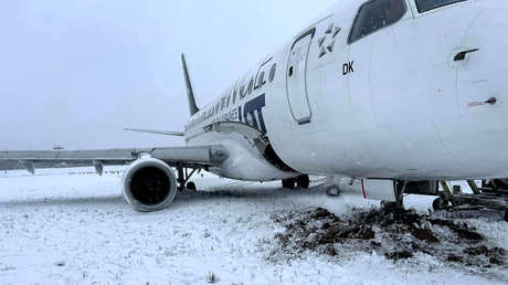 VIDEO: Un avión con decenas de pasajeros se sale de la pista y choca contra un montículo de nieve