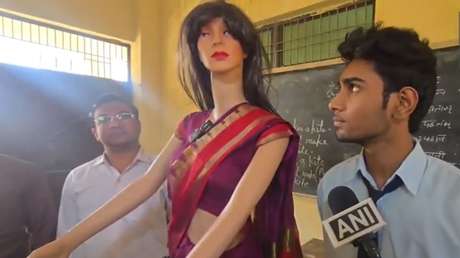 VIDEO: Estudiante mete parlante con ChatGPT a un maniquí y lo hace pasar por un robot profesor
