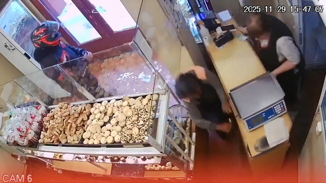 Hombre evita emboscada criminal resguardándose en una panadería (VIDEO)