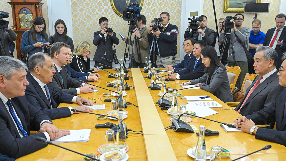 Cancilleres de Rusia y China hablan sobre la resolución del conflicto ucraniano