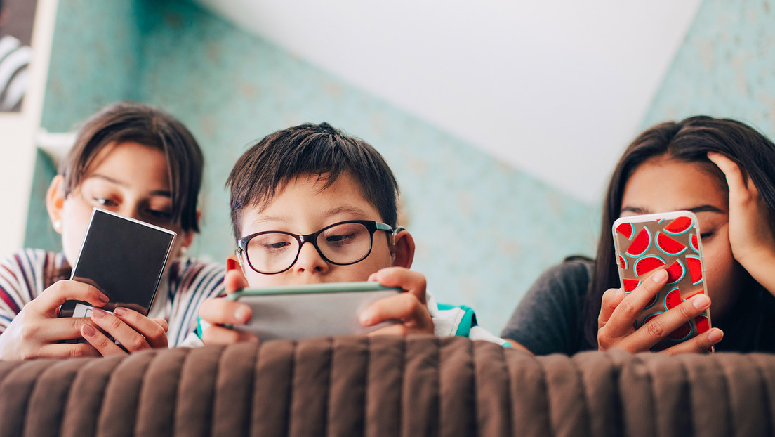 ¿Piensas regalarle un 'smartphone' a tu hijo en Navidad? Estas serían las consecuencias, según expertos