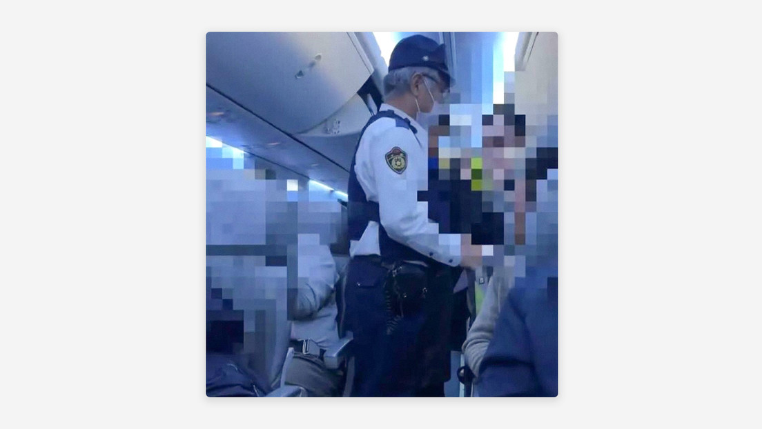 Un pasajero fuerza el regreso de un avión porque no lo acomodaron junto a su novia