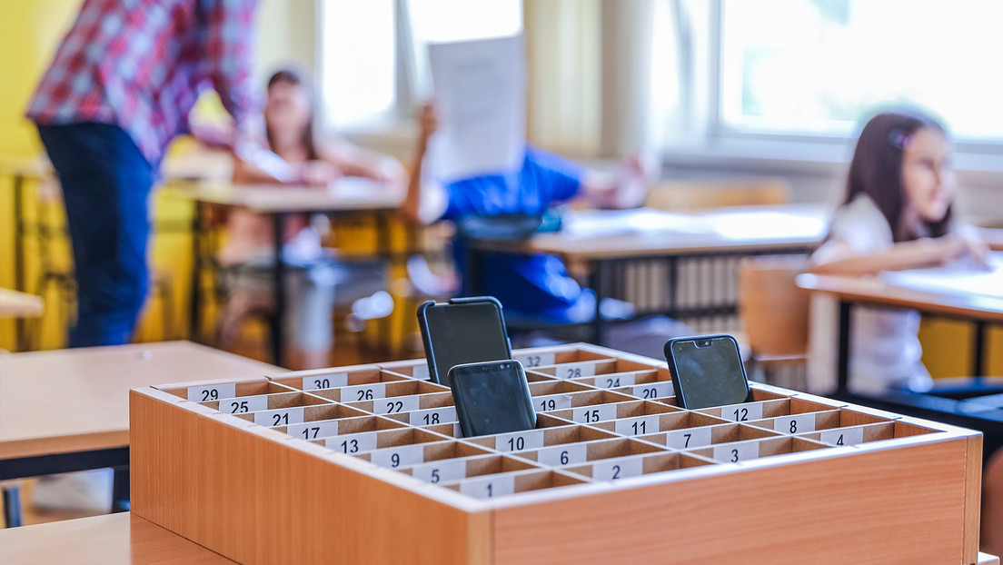 En este país latinoamericano ya no podrás sacar tu teléfono móvil en el salón de clases