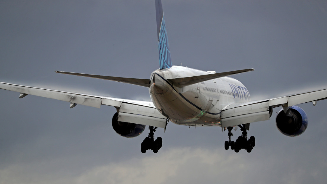 Un Boeing 777 con casi 450 personas da señal de emergencia sobre Moscú por incendio en el motor