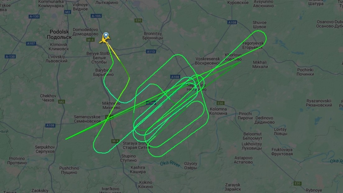Un Boeing 777 con casi 450 personas da señal de emergencia sobre Moscú por incendio en el motor