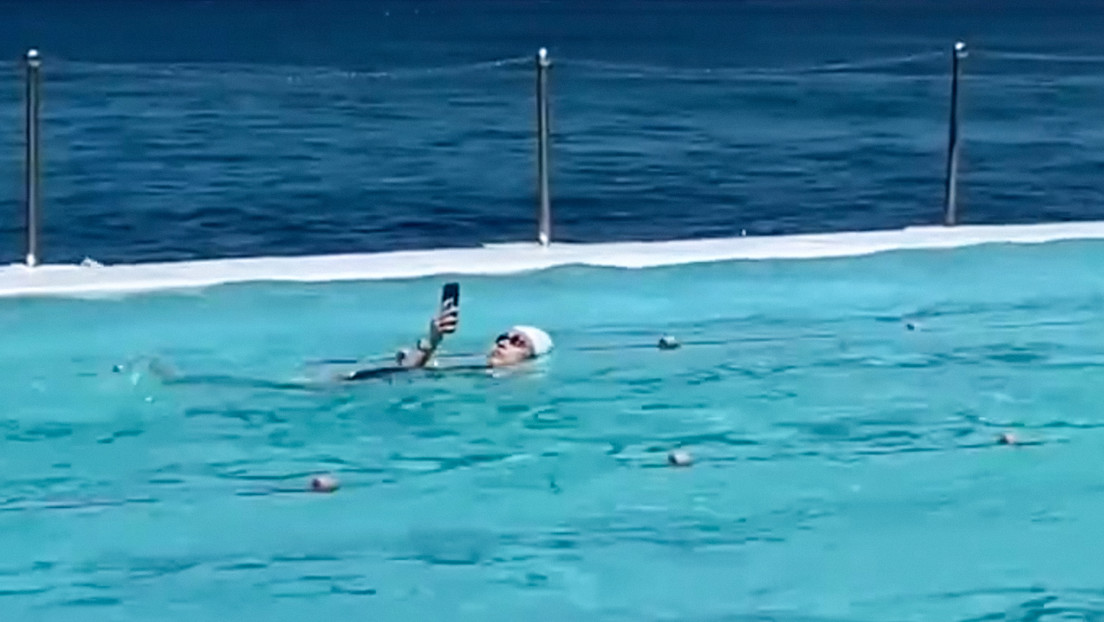 Una mujer en una piscina pública deja a la gente consternada mientras 'vive el momento' (VIDEO)