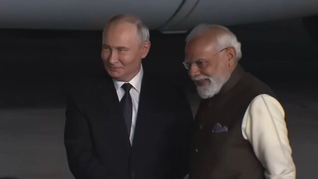 Alfombra roja, abrazo, baile: Putin llega a la India en una visita de Estado