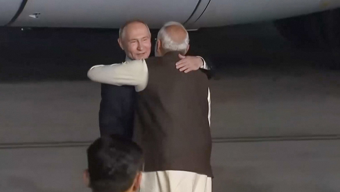 Abrazo fraternal: Modi recibe personalmente a Putin en el inicio de su visita de Estado (VIDEO)