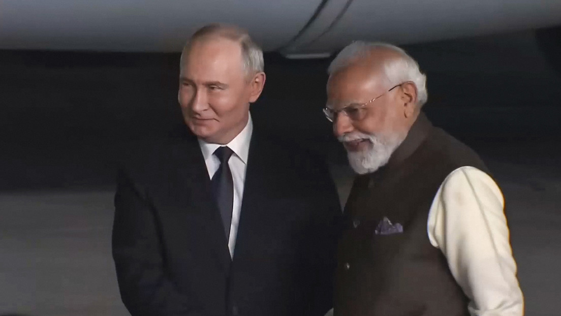 Alfombra roja, abrazo, baile: Putin llega a la India en una visita de Estado