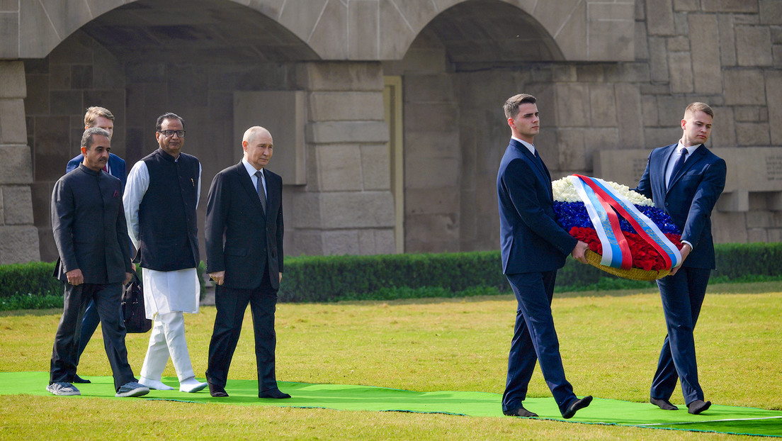 VIDEO: Putin deposita flores en el memorial de Mahatma Gandhi