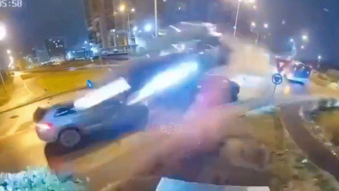 Un auto 'levanta el vuelo' y 'flota' sobre el tráfico de la ciudad (VIDEO)