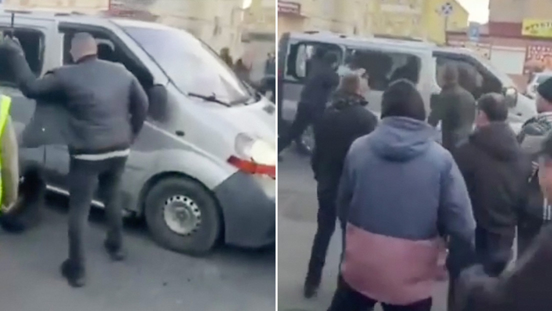 Ucranianos contra la movilización: vecinos atacan furgón y liberan a los retenidos (VIDEO)