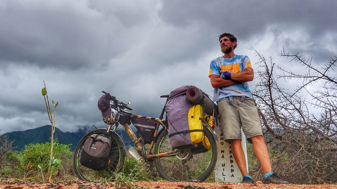 Viajero ruso se lanza a recorrer América de punta a punta con una bicicleta de bambú
