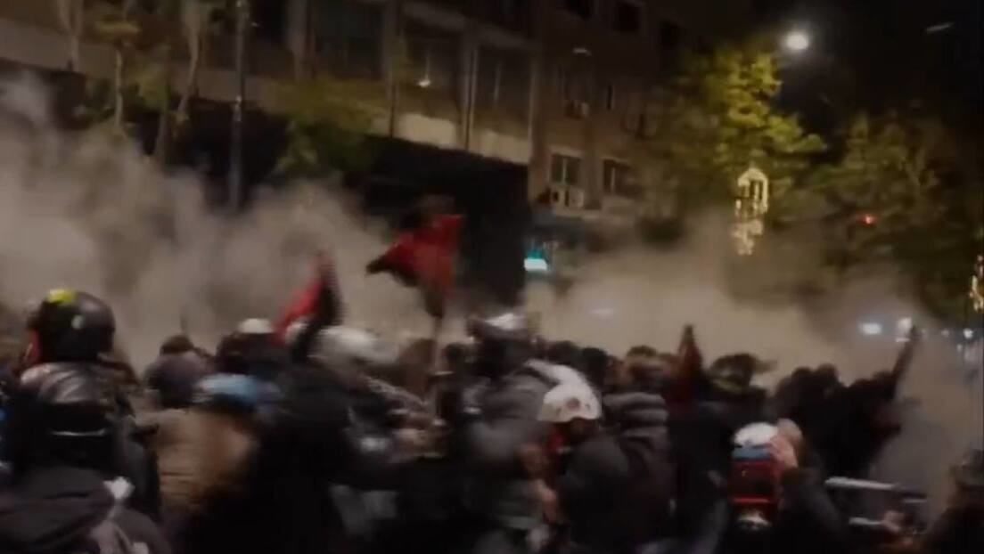 VIDEOS: Violentos enfrentamientos entre manifestantes y la policía durante una marcha en Grecia