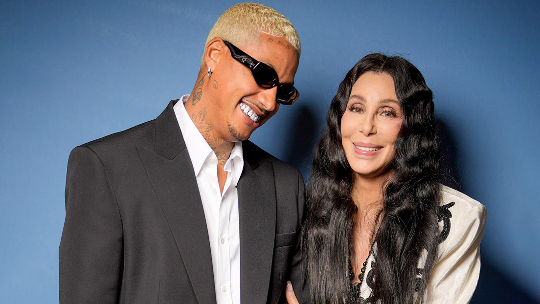 Reportan que Cher tiene intención de casarse con su novio 40 años menor