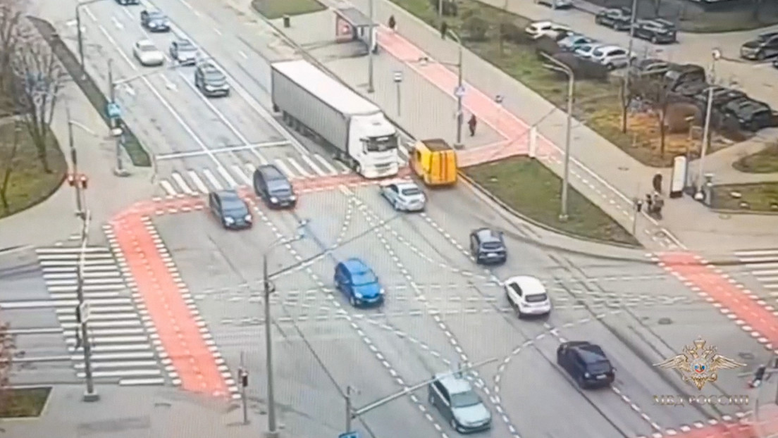 Héroe en la carretera: así frenó un inspector un camión con el conductor inconsciente (VIDEO)