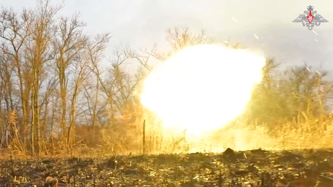 VIDEO: Tanques rusos arrasan con objetivos de las fuerzas ucranianas