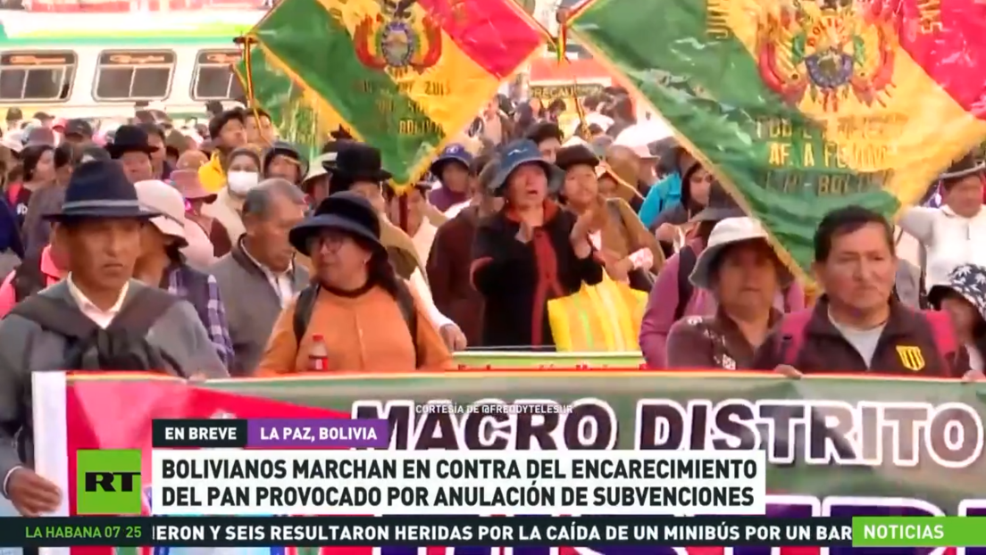 Bolivianos marchan en contra del encarecimiento del pan provocado por anulación de subvenciones