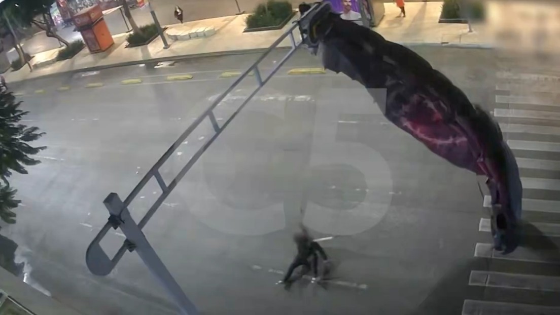 El aterrizaje no salió según lo planeado: paracaidista se engancha en un semáforo (VIDEO)