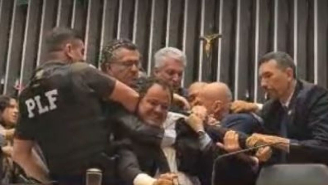 Arrancan a la fuerza a un legislador de la mesa directora de la Cámara de Diputados en Brasil (VIDEO)