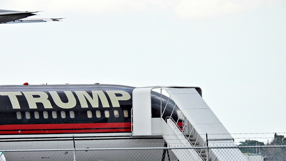 VIDEO: El momento hilarante en que Trump revela el premio que le otorgó Boeing