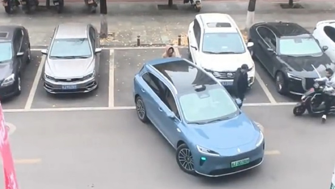 VIDEO: Vehículo se estaciona solo y deja en 'shock' a mujer que trataba de impedirlo