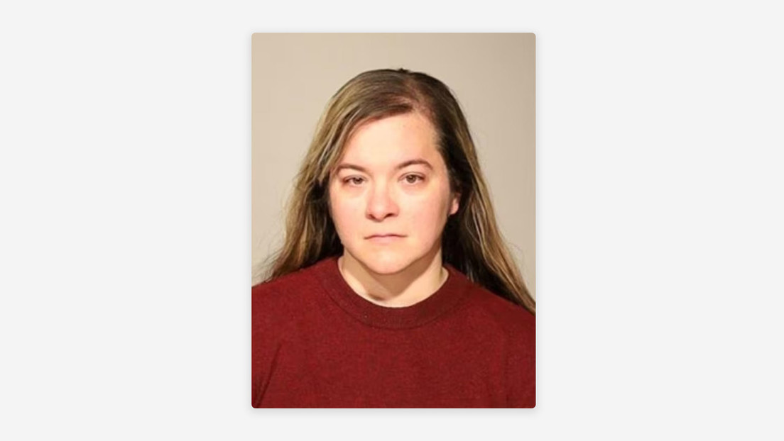 Docente es arrestada por "cruzar la línea" y mantener una relación de carácter sexual con un alumno