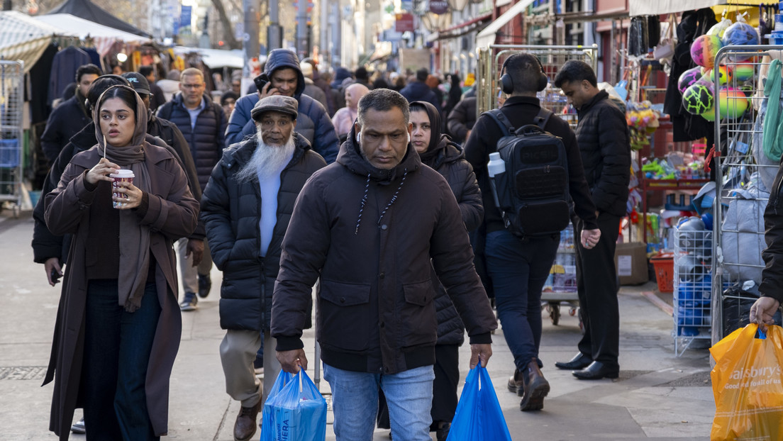 Von der Leyen pide más caminos para migrantes, en medio de críticas sobre deterioro de la identidad europea