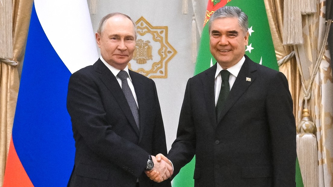"¿Cómo puedo dormir cuando llegan tales invitados?": Putin es recibido por el líder de Turkmenistán de madrugada (VIDEO)